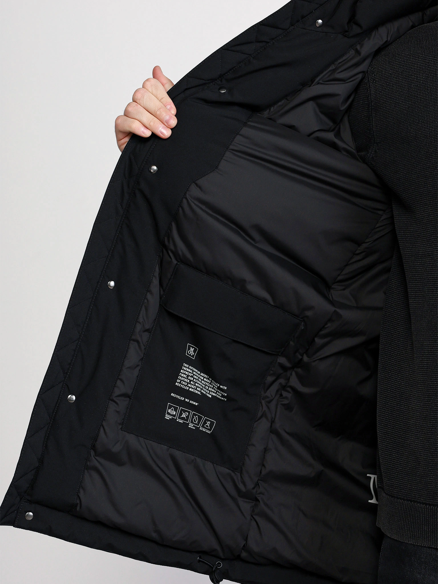 Куртка черного цвета с капюшоном